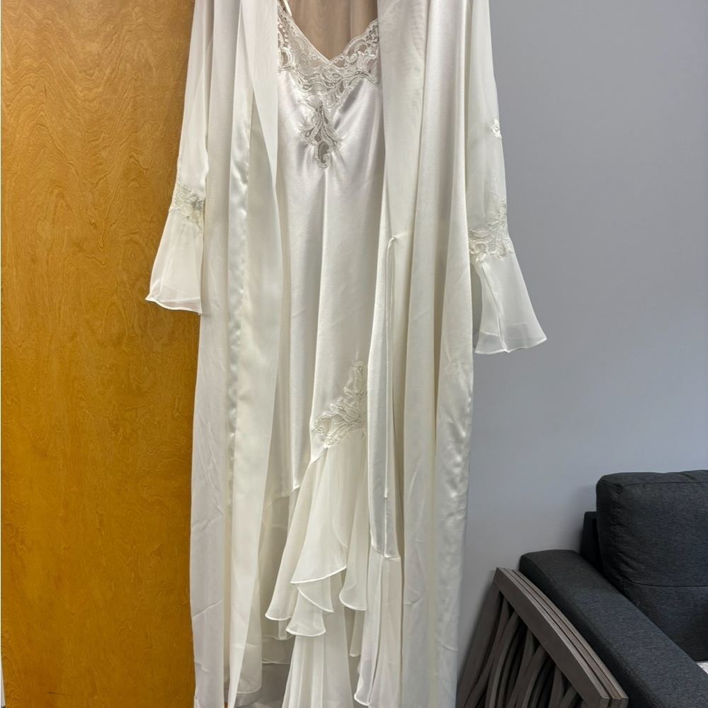 Oscar de la Renta White Robe Intimates & Sleepwear